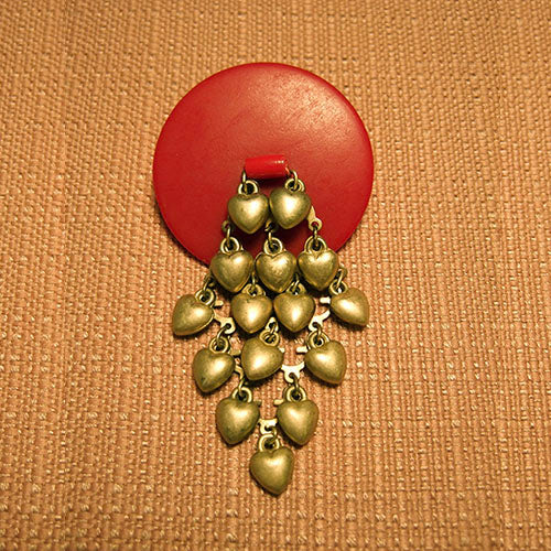 P-114 Vintage plastic button with cascading linked pale gold hearts.